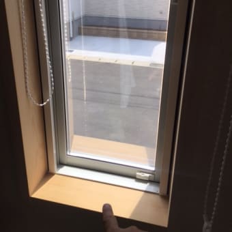 外から見られない窓に　濃いミラーを窓の目隠しに　新築一戸建てに貼りました。近所からプライバシーを守れます