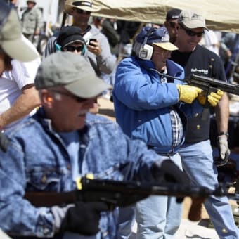 米国最大の機関銃ショーがアリゾナ州で開催　大人も子供も熱中