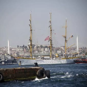 「浮かぶ歴史」と呼ばれる船がイスタンブルの港に入った