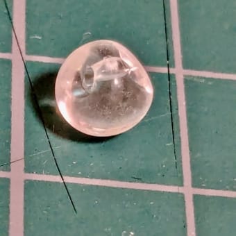 濡れると透明感が出るブレスレット