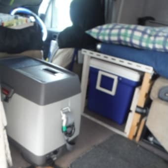 旅くるまのクーラーボックスを運転席後ろに移動
