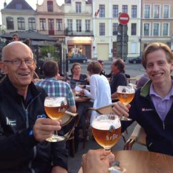 フランスでオランダの人とベルギービールで乾杯する日本人