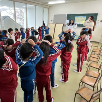 １２月１９日（火）の一日　体育の授業　英語の授業　サッカー教室　チアダンス教室