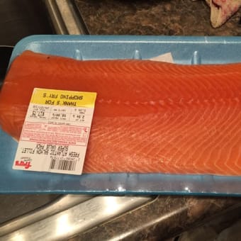 紅鮭も美味しいけど、とトラウストサーモンも焼いたら美味しい。