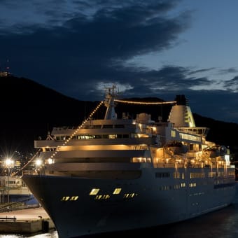 クルーズ客船と函館ベイ夜景