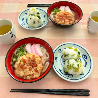 天ぷらうどんと小松菜漬けおにぎり、いただきます。