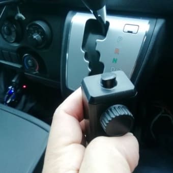 タブレット車載用スタンド　700ｇには耐えられなかった