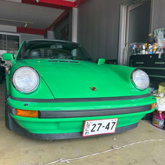 緑色のオープンカーも出た〜
