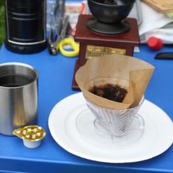 豆から挽いたコーヒーうまい、キャンプを楽しんでいます