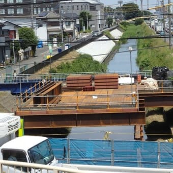 橋の下小型重機も活躍し／護岸の上には新しき柵（新河岸川・新琵琶橋）