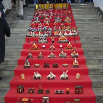両国駅(3番ホームへの階段のひな人形)