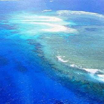 沖縄の空を飛ぶ - クエフ島