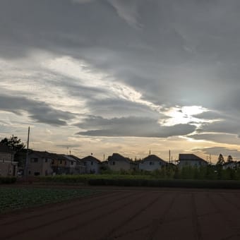 今日の夕空　4層に重なる雲