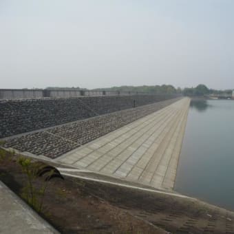 多摩湖の堤が完成らしいので