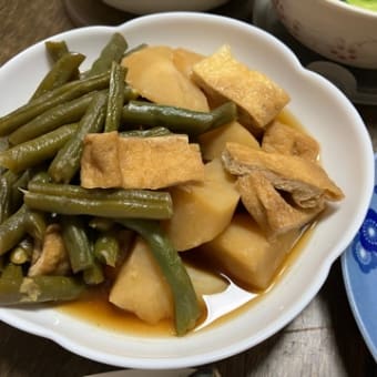 キュウリを食べる