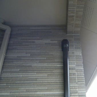 新築現場でエアコン工事をしています