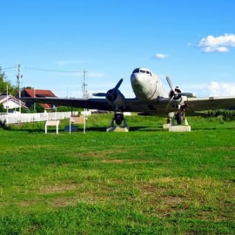 浜松に何故置かれているのか？　ダグラスDC-3型飛行機。　(浜松市)