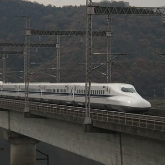 曇り空の吉井川橋梁