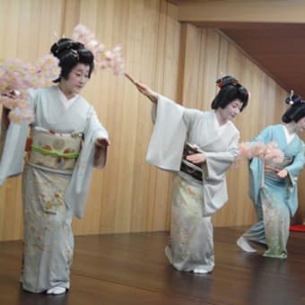 艶やかに学生寮の同窓会