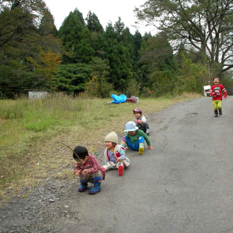 道路の坂をお尻すべり