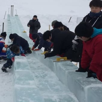 本格準備開始！雪のブロック＆氷のすべり台づくり