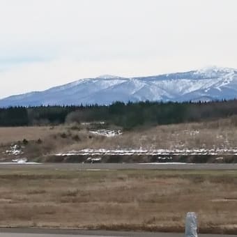 大館能代空港デッキから眺めた藤駒・田代岳・森吉山・竜ヶ森･･･