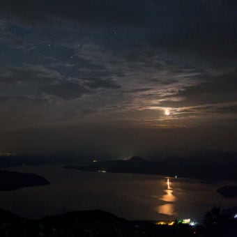 月光を映す屈斜路湖