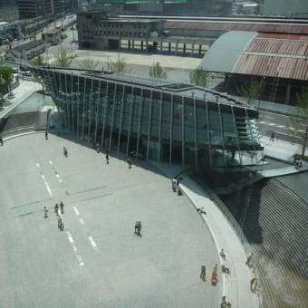 大阪は梅田の写真。ＪＲ大阪駅の北側にできた「グランフロント大阪」と「阪急百貨店」のビル