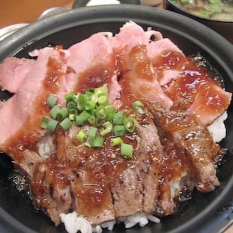YOSHIMI（イオンモール川口）の 牛ステーキ＆ローストビーフ丼と久世福の割れかりんとう