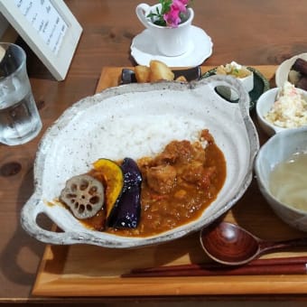 雨の土曜日まったりカフェランチ🌺