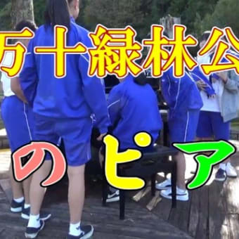 中学生達がピアノの周りにやって来た　森のピアノ