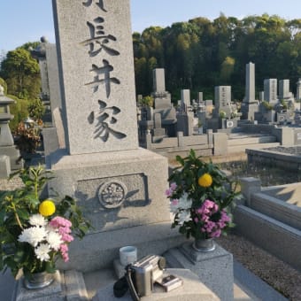 長井健司さんのビデオカメラをご遺族と一緒にお墓に供えました。