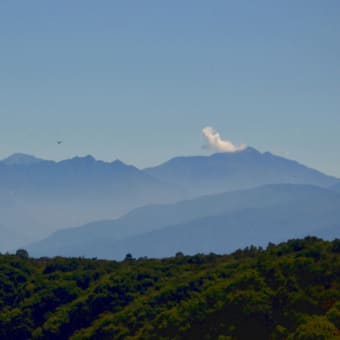 雲ひとつない南アルプス仙丈ケ岳に 噴煙のような雲湧く。