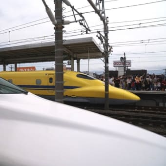 岐阜羽島駅のディズニー新幹線 ＆ ドクターイエロー