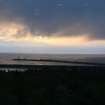 希来里の夕食、夕日と岩ガキを堪能した
