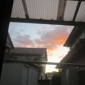 Crimson(Dark Red) Clouds in the morning： あかね雲