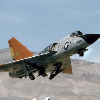 総理大臣の「不沈空母」発言後、首都に「空体空」ミサイル用の中性子爆弾をもちこまれ、民間旅客機を撃墜された日本