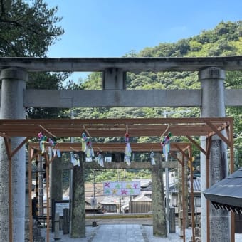 「陶山神社」の境内を、