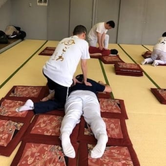 2月度の練習会、左肩甲下部を圧すときの左足の置き位置を学ぶ