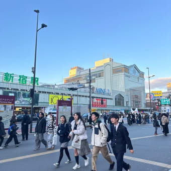 日曜日の新宿駅南口