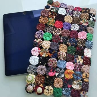 ヨーヨーキルトで作ったタブレット入れカバーのご紹介です。