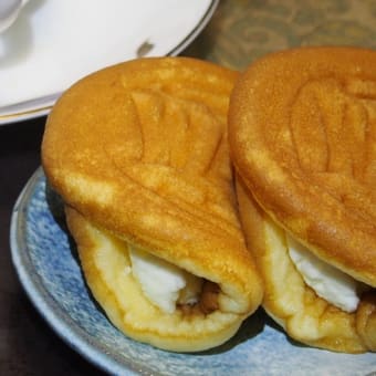A waffle with fresh and custard cream as Today's sweet