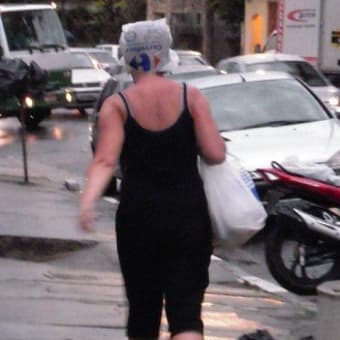 ブラジル人女性★新しいレジ袋の使い方