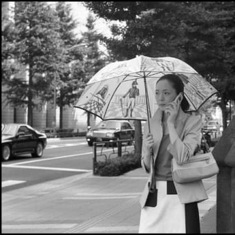 東京丸の内、傘をさす女性