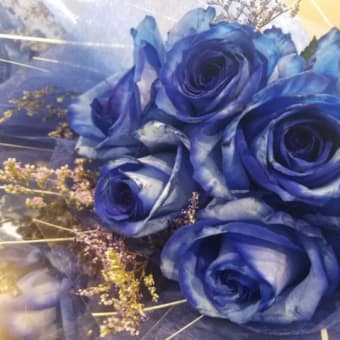青いバラの花束💐