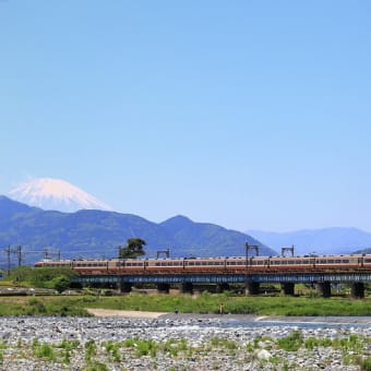 富士山をバックに酒匂川橋梁を渡るLSE