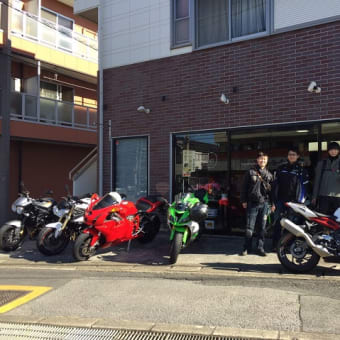 町のバイク屋。