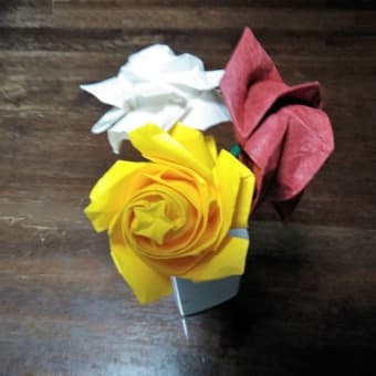 久しぶりに折り紙でバラを折ってみました