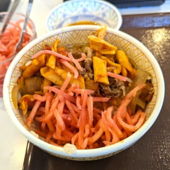 すき家＠作草部他　新作「ナポ牛」？！　僕の大好きなペンネが乗った『ナポリタン牛丼』が登場です！