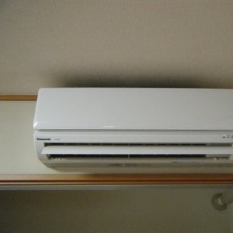 新築現場でエアコン工事をしています